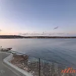 Seafront Mellieha With Stunning Sea Views 公寓